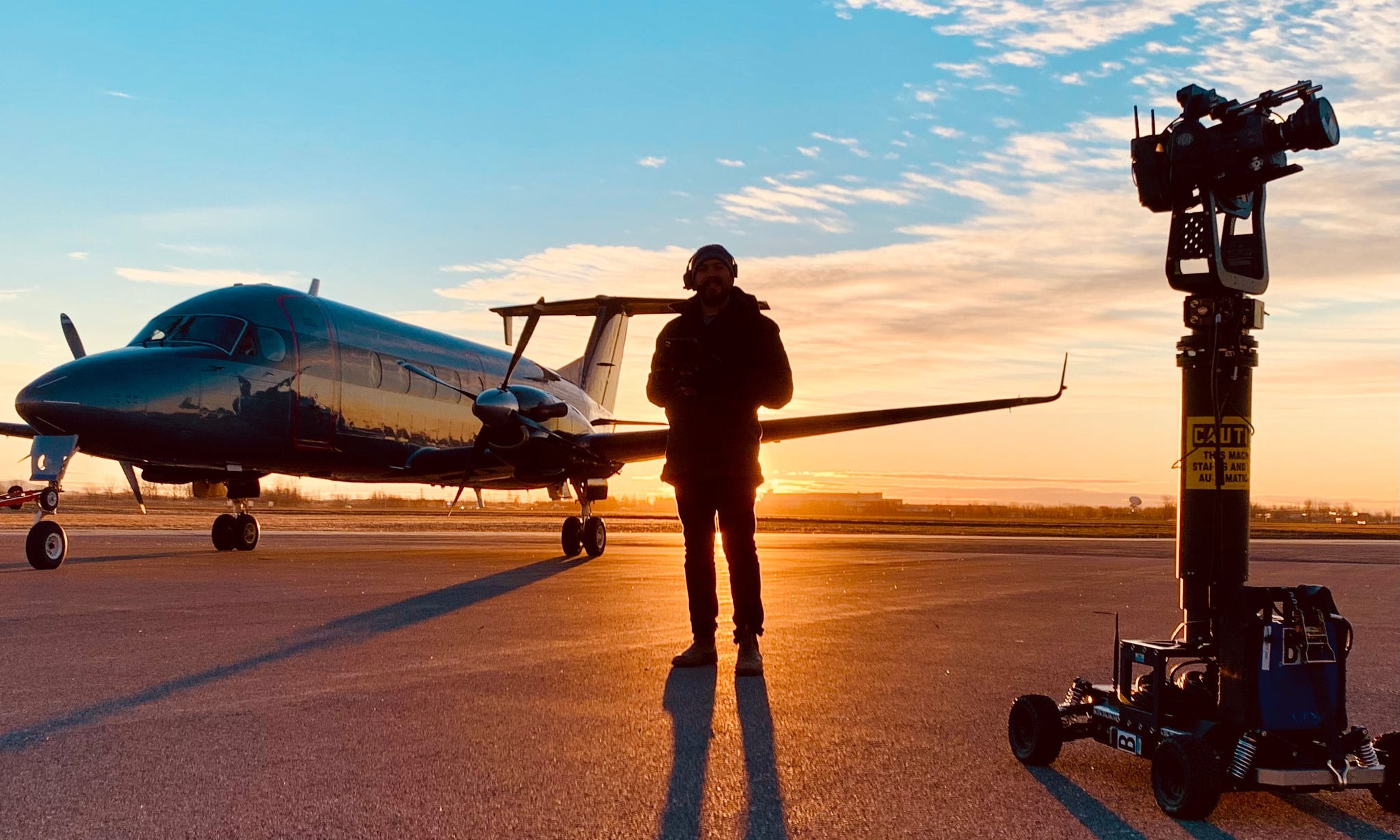 Julien avec le système robotisé Agito sur un tarmac d'aéroport