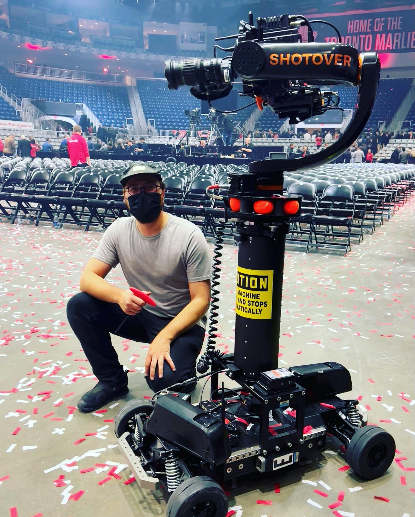 Julien avec le robot Shotover dans une aréna
